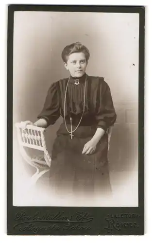 Fotografie Augusta Schou, Rönne, Lille Torv, Portrait junge Dame im modischen Kleid mit Kreuzkette