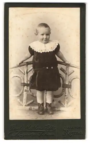 Fotografie Augusta Schou, Rönne, Lille Torv, Portrait kleiner Junge im Samtanzug