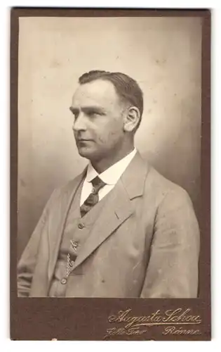 Fotografie Augusta Schou, Rönne, Lille Torv, Portrait junger Herr im Anzug mit Krawatte