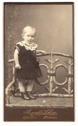 Fotografie Augusta Schou, Rönne, Lille Torv, Portrait Kleines Kind im Samtkleid mit weissem Kragen