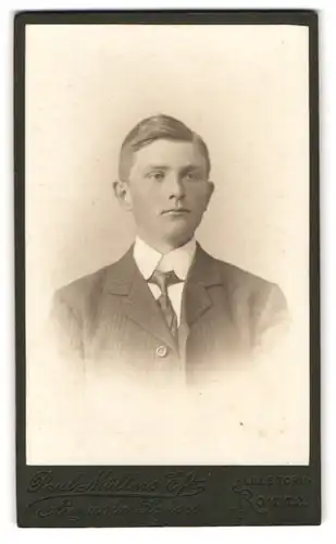 Fotografie Augusta Schou, Rönne, Lille Torv, Portrait junger Herr im Anzug mit Krawatte