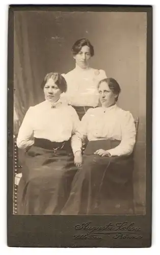 Fotografie Augusta Schou, Rönne, Lille Torv, Portrait drei junge Dame in weisser Bluse und Rock