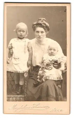 Fotografie Joh. Hansen, Nexö, Ferskesögade, Portrait bürgerliche Dame mit kleinem Mädchen und Kleinkind