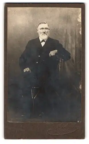 Fotografie Gebr. A. Möller, Rönne, Portrait älterer Herr im Anzug mit Vollbart