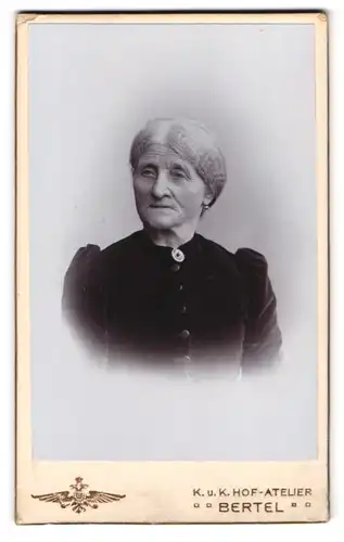 Fotografie Eduard Bertel, Salzburg-Mülln, Franz-Josefs-Quai, Portrait ältere Dame mit zurückgebundenem Haar