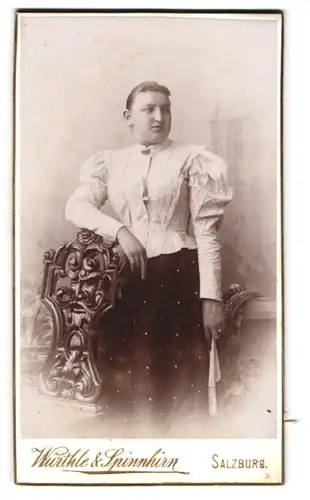 Fotografie Würthle & Spinnhirn, Salzburg, Portrait junge Dame in hübscher Bluse mit Fächer