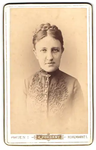 Fotografie R. Pokorny, Wien, Kohlmarkt 1, Portrait junge Dame mit hochgestecktem Haar & Kreuzanhänger