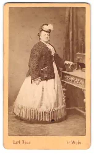 Fotografie Carl Riss, Wels, Burggarten 24, Portrait bürgerliche Dame in modischer Kleidung
