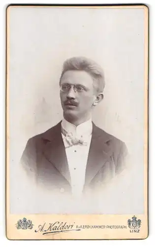 Fotografie A. Kaldori, Linz, Spittelwiese 5, Portrait eleganter Herr mit Zwicker und Oberlippenbart
