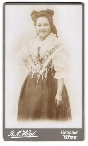 Fotografie R. A. Weigl, Wien, Portrait junge Frau in Tracht