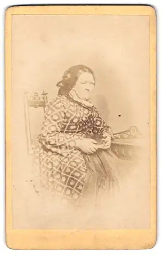 Fotografie Gustav B. Stippert, Ort unbekannt, Portrait ältere Dame im Kleid mit einem Buch