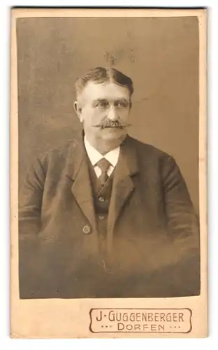 Fotografie J. Guggenberger, Dorfen, Unterer Marktplatz, Portrait bürgerlicher Herr mit Schnauzbart
