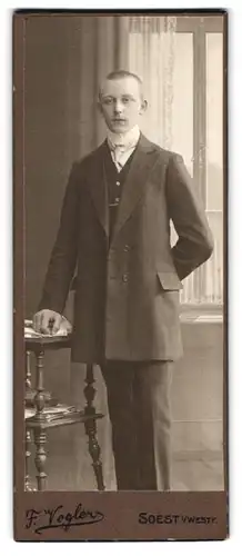 Fotografie Friedrich Vogler, Soest i /Westf., Portrait junger Herr im Anzug mit Krawatte
