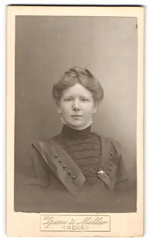 Fotografie Ipsen & Möller, Nexö, Portrait junge Dame mit hochgestecktem Haar