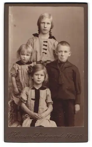 Fotografie Hansen Ladegaard, Nexö, Portrait drei Mädchen und Junge in modischer Kleidung