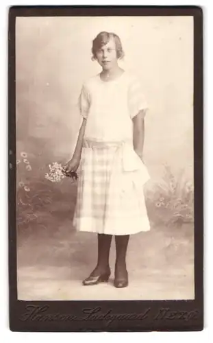 Fotografie Hansen Ladegaard, Nexö, Portrait junge Dame im modischen Kleid