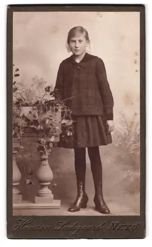 Fotografie Hansen Ladegaard, Nexö, Portrait junge Dame in modischer Kleidung