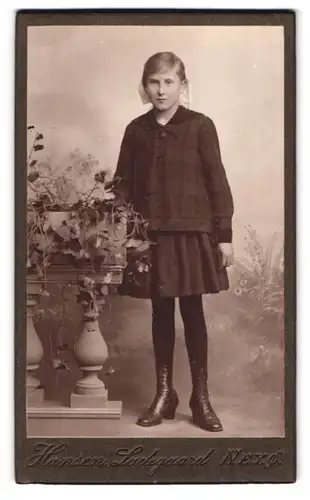 Fotografie Hansen Ladegaard, Nexö, Portrait junge Dame in modischer Kleidung