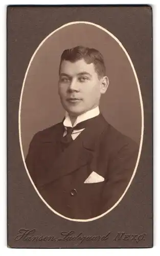 Fotografie Hansen Ladegaard, Nexö, Brustportrait junger Herr im Anzug mit Krawatte