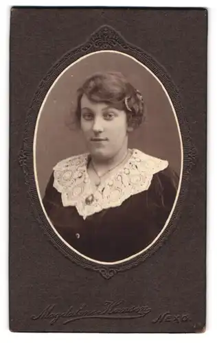 Fotografie Magdalene Hanson, Nexö, Brustportrait junge Dame mit Kragenbrosche und Halskette