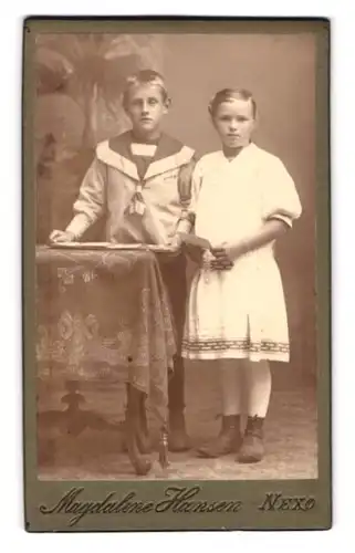 Fotografie Joh. Hansen, Nexö, Ferskesögade, Portrait Junge im Matrosenanzug und Mädchen im Kleid