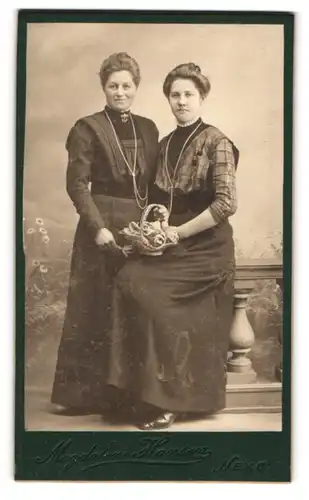 Fotografie Joh. Hansen, Nexö, Ferskesögade, Portrait zwei Damen in modischer Kleidung mit Korb