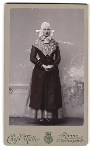 Fotografie Chr. A. Möller, Rönne, St. Mortensgade 34, Portrait Dame im dänischen Trachtenkleid mit Lackschuhen