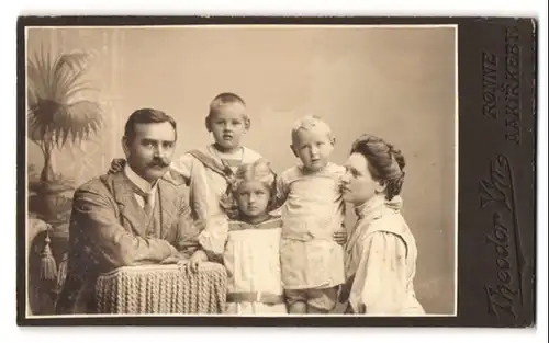 Fotografie Theodor Yhr, Rönne, Mutter und Vater mit drei Kindern in zeitgenössischer Kleidung, Mutterglück