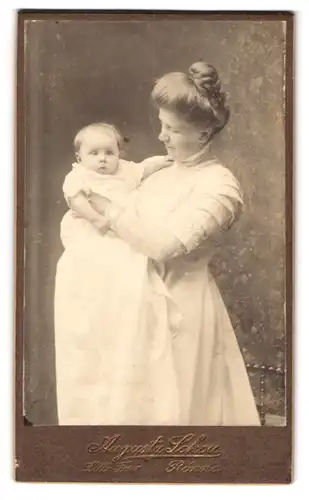 Fotografie Augusta Schou, Rönne, Lille Torv, Portrait Mutter mit Kind im Arm, Mutterglück