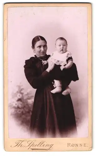 Fotografie Th. Spelling, Rönne, Lille Torv, Portrait stolze Mutter posiert mit Ihrem Kind, Mutterglück