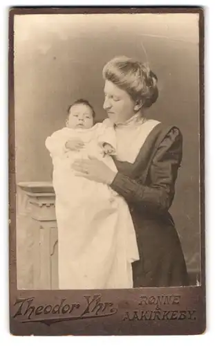 Fotografie Theodor Yhr, Rönne, Portrait junge Mutter mit ihrem Neugeborenen Kind, Mutterglück