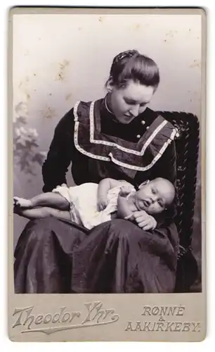 Fotografie Theodor Yhr, Rönne, Portrait junge Mutter im Kleid mit Kleinkind auf dem Schoss, Mutterglück