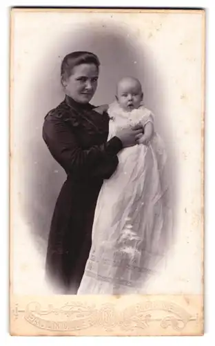 Fotografie Th. Spellings Eftf., Rönne, Lille Torv, Portrait Mutter zeigt stolz Ihr Kind, Mutterglück