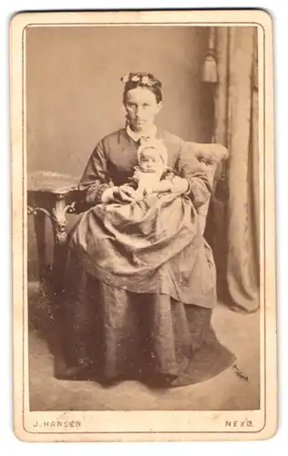 Fotografie J. Hansen, Nexö, Portrait Mutter im Biedermeierkleid mit Kind auf dem Schoss, Mutterglück