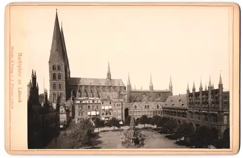 Fotografie J. Nöhring, Lübeck, Ansicht Lübeck, Kirche mit Marktplatz