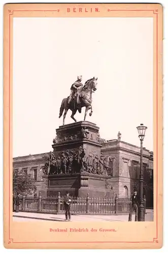 Fotografie unbekannter Fotograf, Ansicht Berlin, Partie am Denkmal Friedrich des Grossen, Alter Fritz