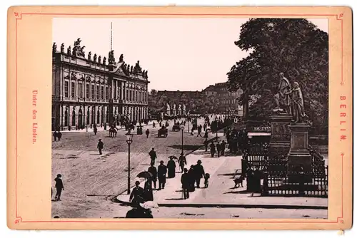 Fotografie unbekannter Fotograf, Ansicht Berlin, Passanten mit Blick in die Strasse Unter den Linden