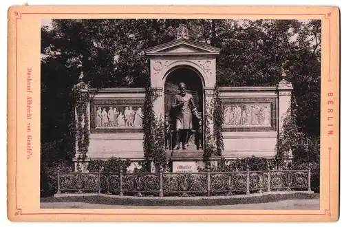 Fotografie unbekannter Fotograf, Ansicht Berlin, Denkmal Albrecht von Graefe`s an der Charite