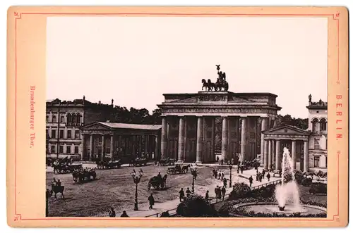 Fotografie unbekannter Fotograf, Ansicht Berlin, Pariser Platz mit Brandenburger Tor