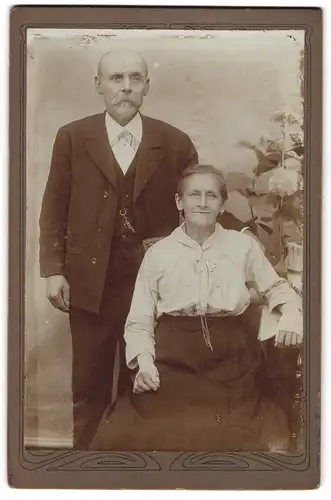 Fotografie unbekannter Fotograf und Ort, älteres Paar in eleganter Kleidung