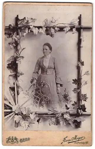 Fotografie Herm. Meyer, Senftenberg N./L., Dame mit blätterbeschmückten Rahmen