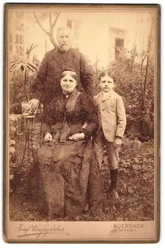 Fotografie Josef Weissgärber, Auerbach im Vogtland, Paar mit Sohn im Garten