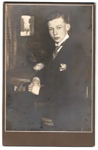 Fotografie unbekannter Fotograf und Ort, junger Mann in eleganter Kleidung
