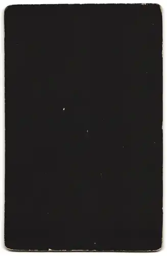 Fotografie K. Gensichen, Berlin, Brunnenstrasse 124a, Herr in eleganter Kleidung sitzend