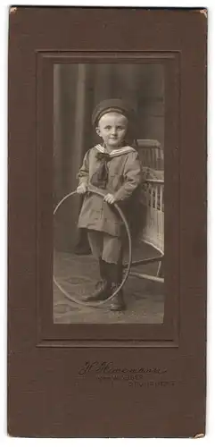 Fotografie H. Hönemann, St. Ingbert, kleiner Junge mit Mütze und Reifen