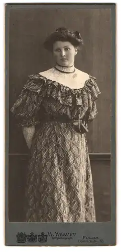 Fotografie H. Knauff, Fulda, Heinrichstr. 18, Dame in eleganter Kleidung