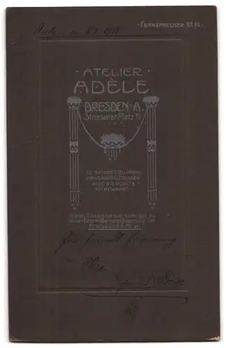 Fotografie Atelier Adèle, Dresden - A., Striesener Platz 11, sitzender Herr in eleganter Kleidung