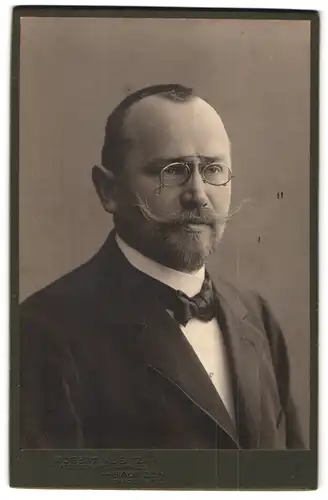 Fotografie Robert Kubitz, Bautzen, Postplatz 2, Herr mit Fliege und Zwicker