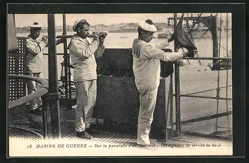 AK Matrosen in Uniform auf einem Kriegsschiff