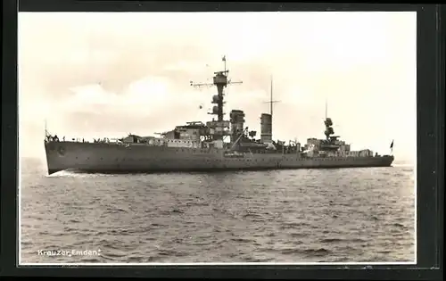 AK Kreuzer Emden der Kriegsmarine auf hoher See